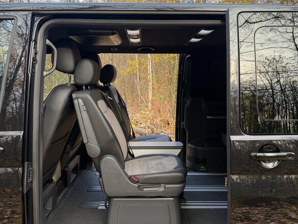 2023 Volkswagen Multivan T6 Рестайлинг, чёрный, 10000000 рублей - вид 17