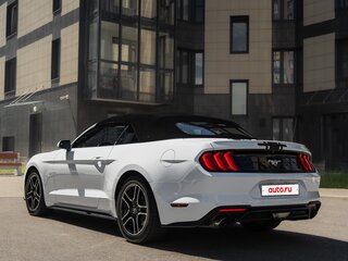 2021 Ford Mustang VI Рестайлинг, белый, 2800000 рублей, вид 4