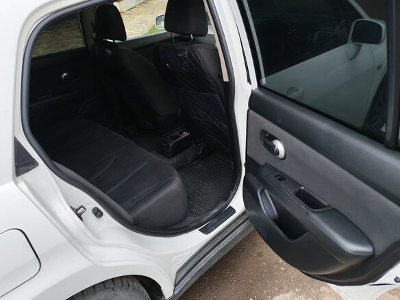 2005 Nissan Tiida Latio I, белый, 420000 рублей - вид 12
