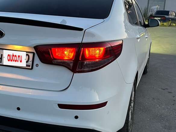 2015 Kia Rio III Рестайлинг, белый, 900000 рублей - вид 5