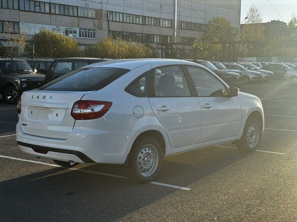 2026 Lada (ВАЗ) Granta I Рестайлинг, белый, 1012000 рублей - вид 2
