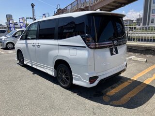 2025 Toyota Voxy IV (R90), белый, 5350000 рублей, вид 3
