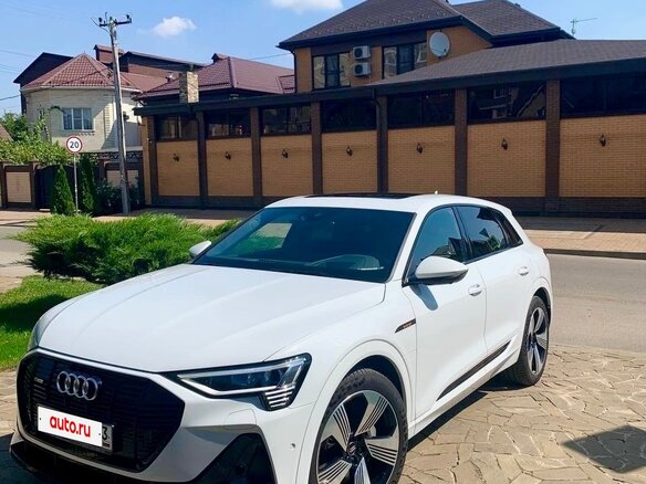 2020 Audi e-tron 55 I, белый, 7500000 рублей - вид 3