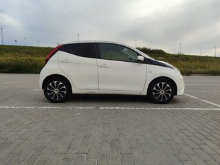 2019 Toyota Aygo II Рестайлинг, белый, 930000 рублей, вид 4