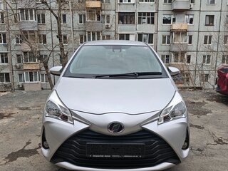 2017 Toyota Vitz III (XP130) Рестайлинг 2, серебристый, 950000 рублей, вид 2