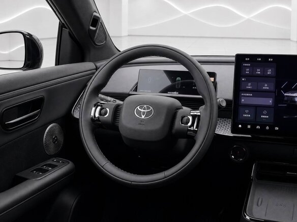 2026 Toyota bZ3X 58.3 kWh, чёрный, 2728486 рублей - вид 8