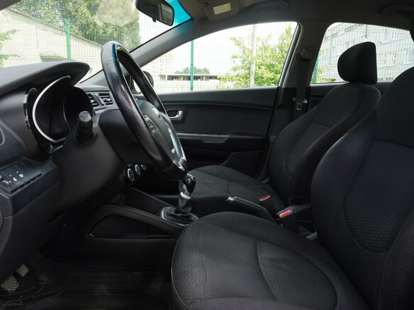 2015 Kia Rio III Рестайлинг, белый, 877000 рублей - вид 9