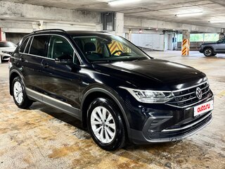 2021 Volkswagen Tiguan II Рестайлинг, чёрный, 3775000 рублей, вид 1