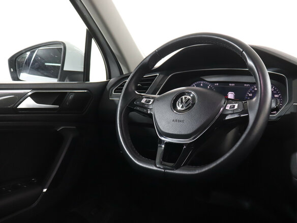 2018 Volkswagen Tiguan II, белый - вид 14