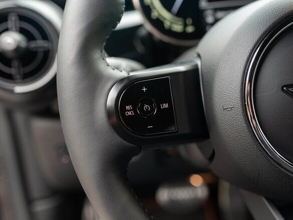 2021 Mini Hatch Cooper III (F55/F56) Рестайлинг 2, чёрный, 3790000 рублей - вид 25