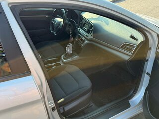 2017 Hyundai Elantra VI (AD), серебристый, 950000 рублей, вид 4