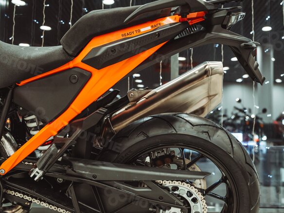 2024 KTM 1290 Super Adventure S, оранжевый - вид 13