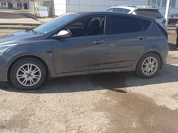 2015 Hyundai Solaris I Рестайлинг, серый, 1500000 рублей - вид 2