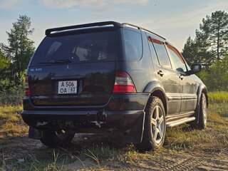 2000 Mercedes-Benz M-Класс 320 I (W163), чёрный, 700000 рублей, вид 3