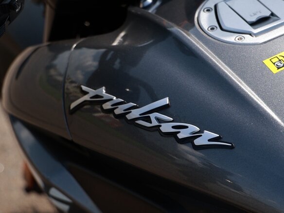 2023 Bajaj Pulsar NS 200, серый, 245000 рублей - вид 2