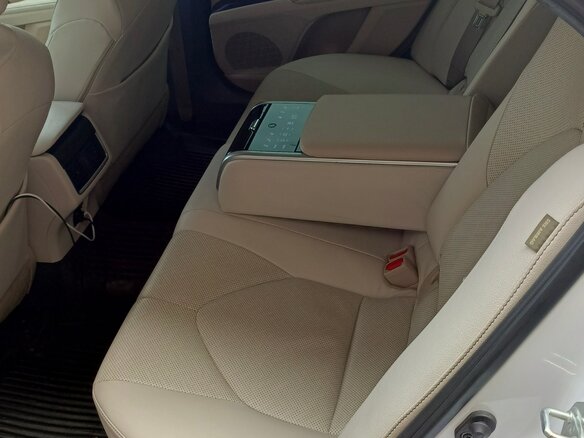 2021 Toyota Camry VIII (XV70) Рестайлинг, белый, 3620000 рублей - вид 13