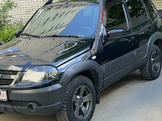 2018 Chevrolet Niva I Рестайлинг, чёрный, 900000 рублей, вид 3