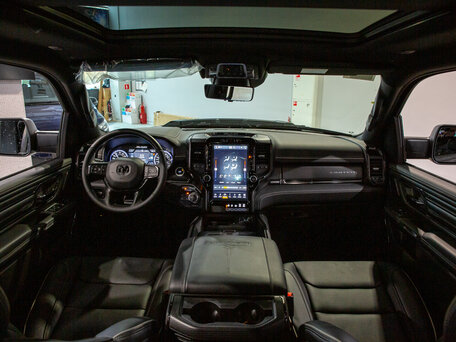 2022 Ram 1500 Crew Cab V, серый, 8998000 рублей, вид 2