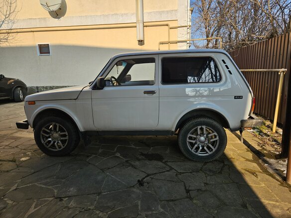 2007 Lada (ВАЗ) 2121 (4x4) I Рестайлинг, белый, 450000 рублей - вид 2
