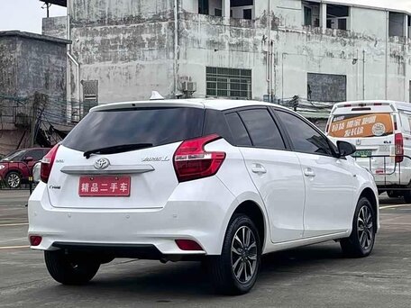 2022 Toyota Yaris L X XP150 Рестайлинг, белый, 1126000 рублей, вид 4
