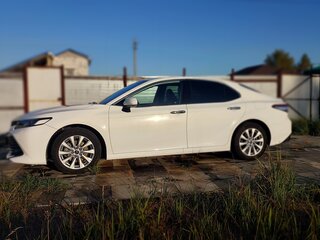 2018 Toyota Camry VIII (XV70), белый, 3000000 рублей, вид 3