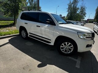 2016 Toyota Land Cruiser 200 Series Рестайлинг 2, белый, 7000000 рублей, вид 3