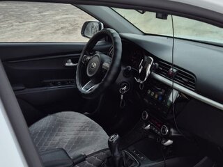 2020 Kia Rio IV, белый, 1300000 рублей, вид 4