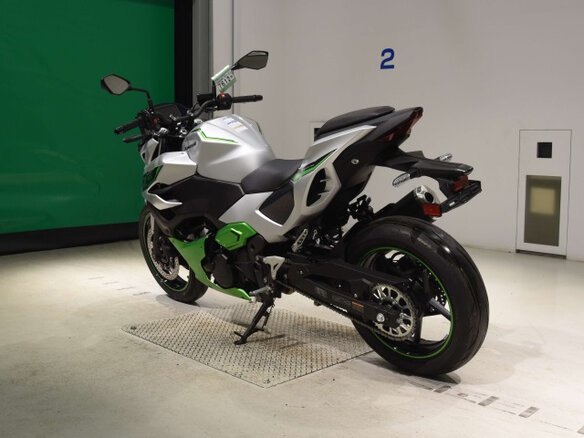 2025 Kawasaki Z7, серебристый, 1000000 рублей - вид 4