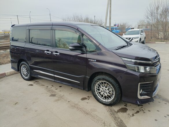 2016 Toyota Voxy III (R80), пурпурный, 1880000 рублей - вид 1