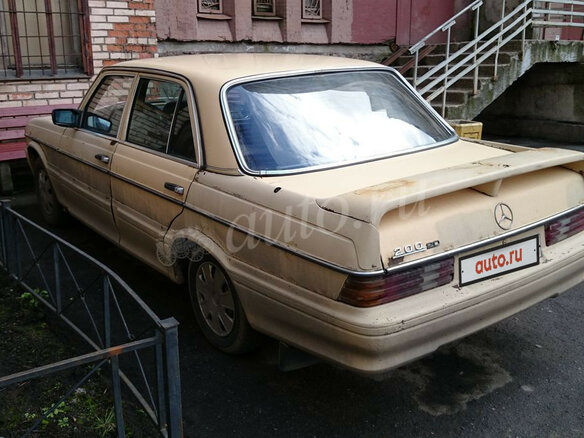 1979 Mercedes-Benz W123 200, жёлтый - вид 2