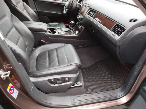2012 Volkswagen Touareg II, коричневый, 1600000 рублей - вид 24