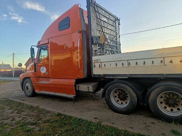 2002 Freightliner Century Class, оранжевый, 1750000 рублей - вид 1
