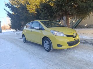 2013 Toyota Vitz III (XP130), жёлтый, 850000 рублей, вид 3