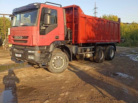 2011 Iveco Trakker, красный, 3800000 рублей, вид 3