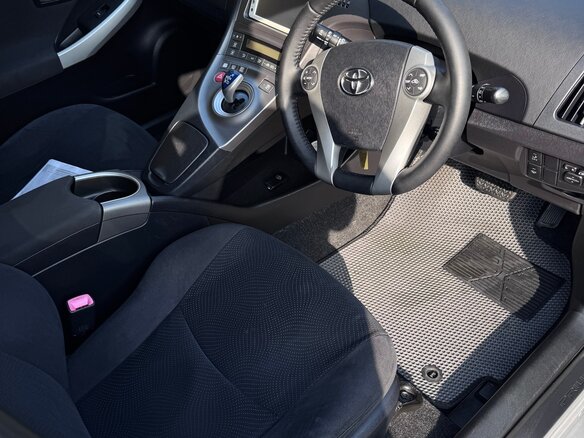 2011 Toyota Prius III Рестайлинг (XW30), серебристый, 1370000 рублей - вид 8
