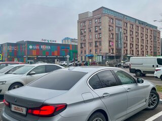2021 BMW 5 серии 520d VII (G30/G31/G38) Рестайлинг, серебристый, 4100000 рублей, вид 4