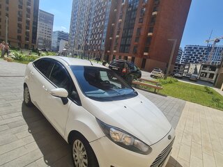 2015 Ford Fiesta Mk6 Рестайлинг, белый, 899999 рублей, вид 4