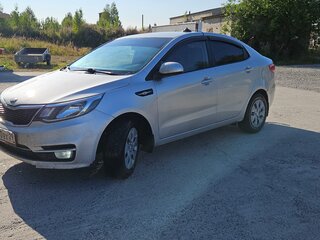 2015 Kia Rio III Рестайлинг, серебристый, 550000 рублей, вид 2