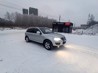 2010 Volkswagen Touareg I Рестайлинг, серебристый, 1150000 рублей, вид 4