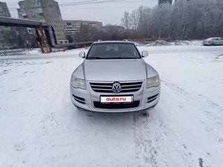 2010 Volkswagen Touareg I Рестайлинг, серебристый, 1150000 рублей, вид 3