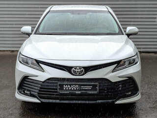 2021 Toyota Camry VIII (XV70) Рестайлинг, белый, 3050000 рублей, вид 2