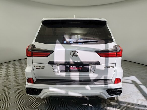 2017 Lexus LX 570 III Рестайлинг 2, белый, 8000000 рублей - вид 5