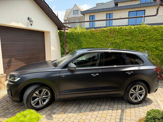 2022 Volkswagen Touareg III, чёрный, 6500000 рублей, вид 3