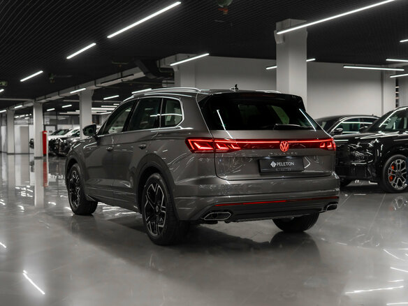 2026 Volkswagen Touareg III Рестайлинг, серый, 12750000 рублей - вид 3