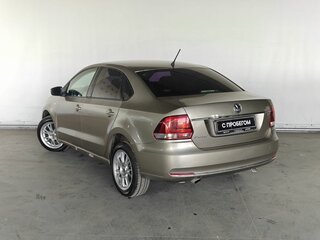 2015 Volkswagen Polo V Рестайлинг, бежевый, 675000 рублей, вид 4