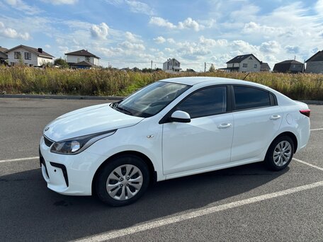 2019 Kia Rio IV, белый, вид 4