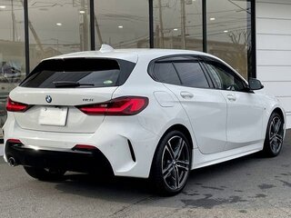 2022 BMW 1 серии 118i III (F40), белый, 1474000 рублей, вид 3