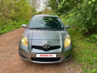 2010 Toyota Vitz II (XP90), серебристый, 590000 рублей, вид 2