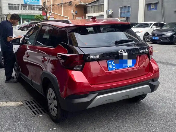 2021 Toyota Yaris L X XP150 Рестайлинг, красный - вид 5