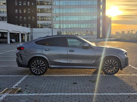 2025 BMW X6 40i III (G06) Рестайлинг, серый, 13100000 рублей, вид 4